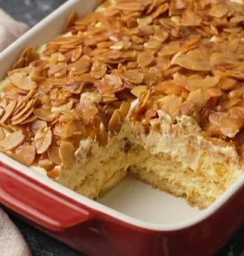Bienenstich Tiramisu - ein leckeres Dessert mit Honig, Mandeln und Kaffee.
