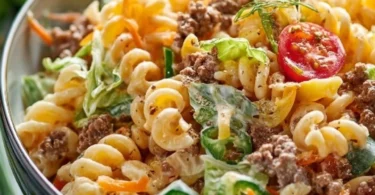 Big Mac Nudelsalat mit frischen Zutaten und leckerer Sauce