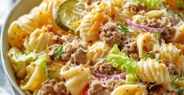Big Mac Nudelsalat mit Nudeln, Soße und frischem Gemüse