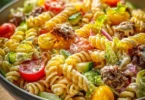 Schüssel mit Big Mac Pasta Salat, inspiriert vom berühmten Big Mac Burger.
