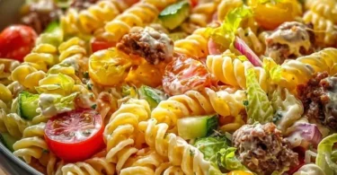 Schüssel mit Big Mac Pasta Salat, inspiriert vom berühmten Big Mac Burger.