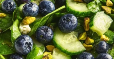 Blaubeer-Pistazien-Frühlingssalat mit frischen Zutaten