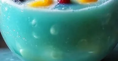 Leckere Blaue Hawaii Bowle in einem Glas serviert mit frischen Früchten.