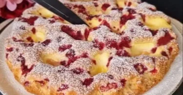Blitz Kirschkuchen mit Pudding auf einem Dessertteller