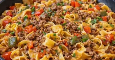 Schnelle Nudel Hackfleisch Pfanne mit frischen Zutaten