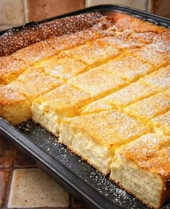 Blitzschneller Rahmkuchen vom Blech, frisch gebacken und servierfertig.