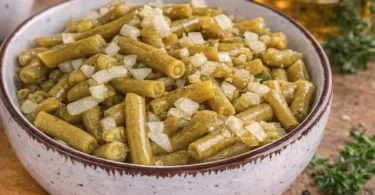 Frischer Bohnensalat mit buntem Gemüse und Dressing