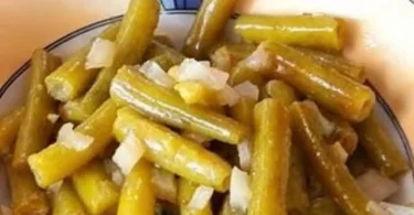 Delizierter Bohnensalat mit frischen Zutaten serviert