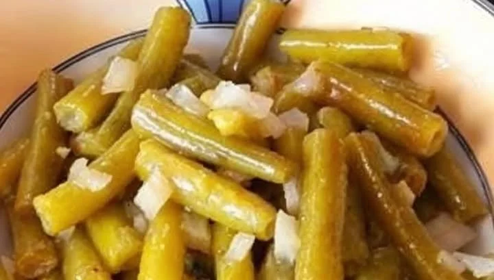 Delizierter Bohnensalat mit frischen Zutaten serviert