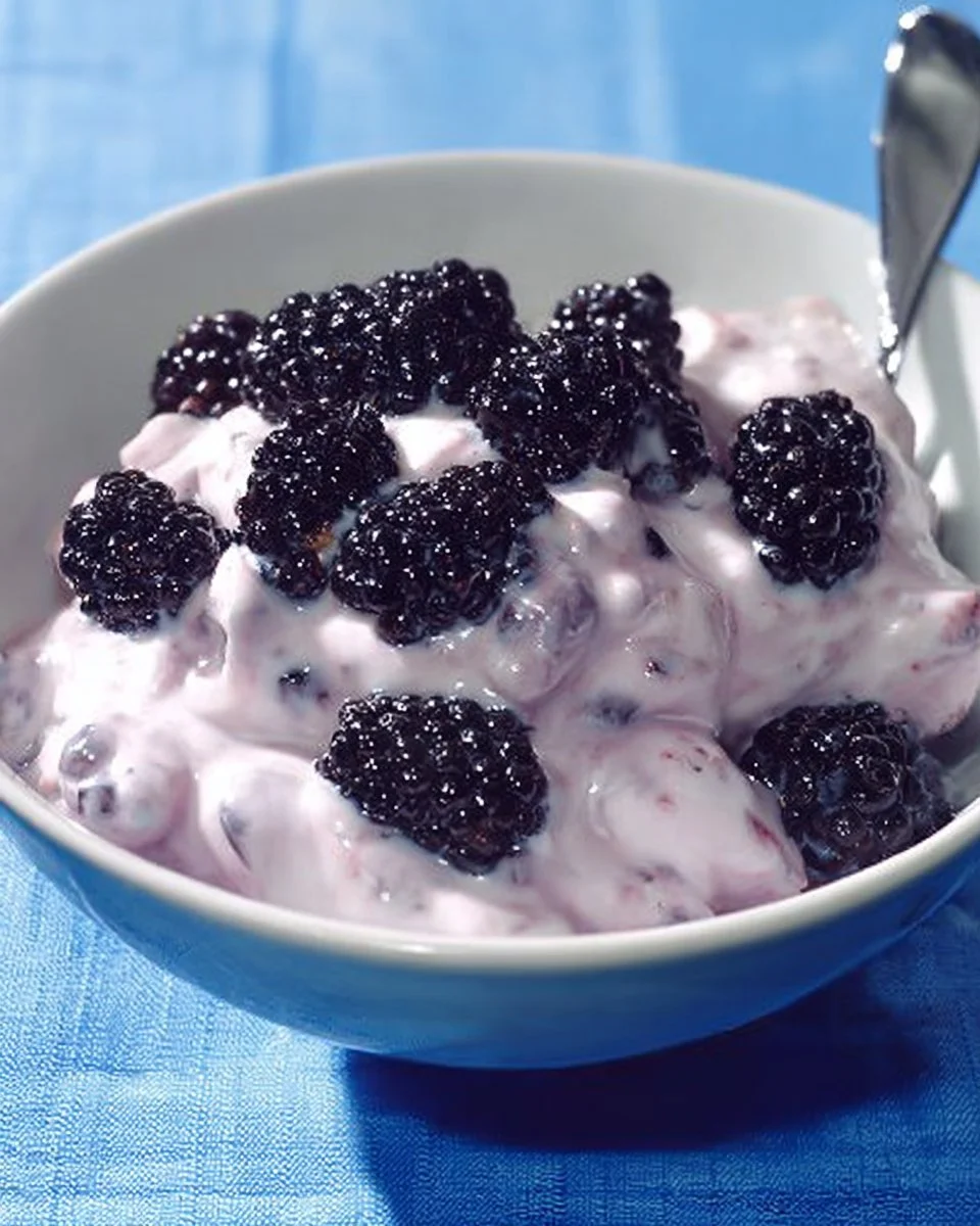 Energieträger: Schüssel mit cremigem Brombeer-Joghurt und frischen Brombeeren