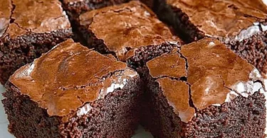 Leckere, schokoladige Brownies auf einem Teller