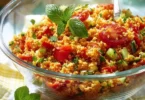 Bulgursalat mit frischem Gemüse und Kräutern, ein gesunder Genuss