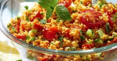 Bulgursalat mit frischem Gemüse und Kräutern, ein gesunder Genuss