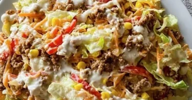 Bunter Hackfleisch-Salat mit frischem Gemüse und leckeren Dressings