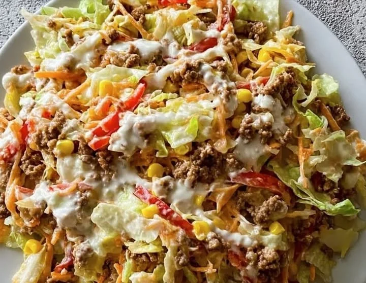 Bunter Hackfleisch-Salat mit frischem Gemüse und leckeren Dressings