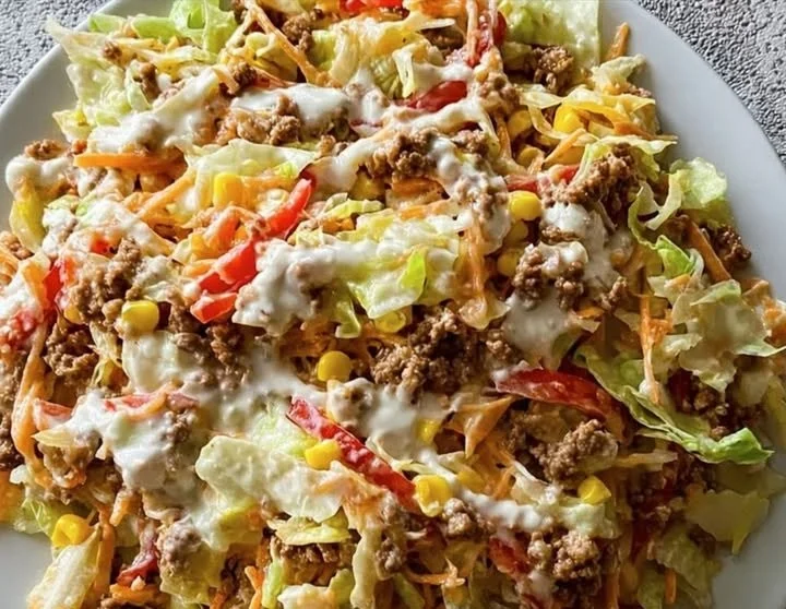 Bunter Hackfleisch-Salat mit frischen Zutaten und bunten Farben