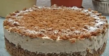 Cappuccino-Krümeltorte mit Schokoladenglasur und Kaffeebohnen dekoriert