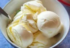 Cremige Joghurt-Eiscreme in einer Schale mit frischen Früchten