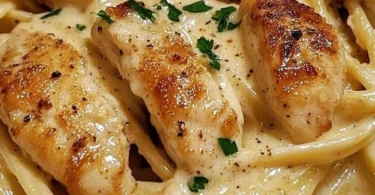 Cremiges Hühnchen Alfredo mit Parmesan und Knoblauch in einer Pfanne