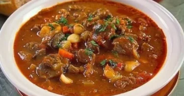Deftige Gulaschsuppe im Kessel, kräftig und voller Geschmack