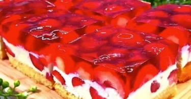 Bild vom legendären Erdbeerkuchen mit frischen Erdbeeren und Sahne