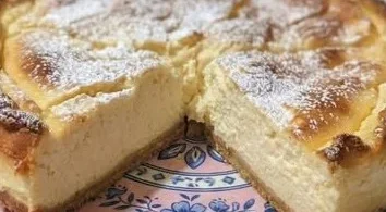 Deutscher Käsekuchen mit frischer Quarkfüllung und goldbraunem Boden.