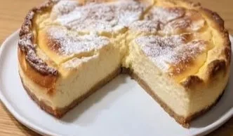Klassischer deutscher Käsekuchen mit cremiger Füllung auf einem knusprigen Boden