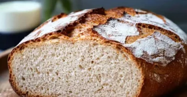 Frisch gebackenes Dinkel-Joghurt-Brot auf einem Holzbrett