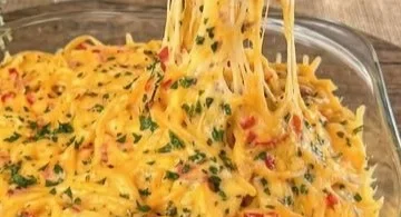 Schüssel mit köstlichen Eiernudeln auf einem Tisch