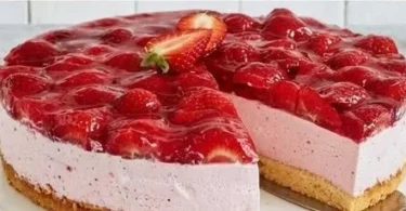 Leckerer Erdbeer-Käsekuchen mit frischen Erdbeeren und cremiger Käsekuchenbasis