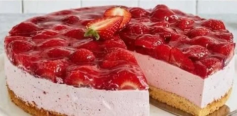Leckerer Erdbeer-Käsekuchen mit frischen Erdbeeren und cremiger Käsekuchenbasis