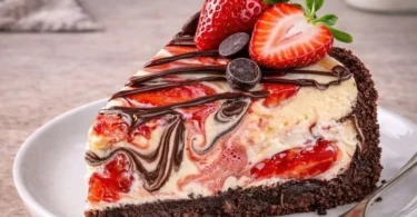 Erdbeer-Käsekuchen ohne Backen auf einem weißen Teller dekoriert mit frischen Erdbeeren