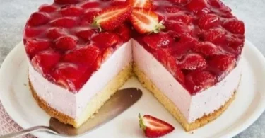 Erdbeer-Mascarpone-Torte mit frischen Erdbeeren und cremiger Mascarpone-Füllung