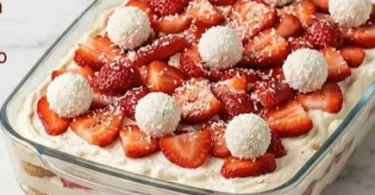 Erdbeer Raffaello Tiramisu in einer schönen Dessertschale serviert.