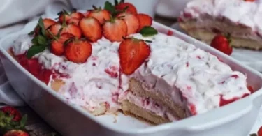 Leckeres Erdbeer-Tiramisu serviert in einem eleganten Dessertglas