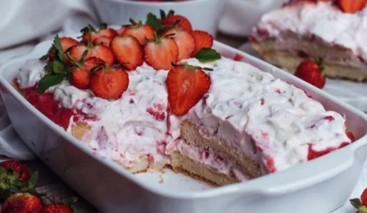 Leckeres Erdbeer-Tiramisu serviert in einem eleganten Dessertglas