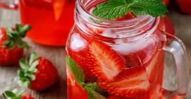 Leckere Erdbeerbowle mit frischen Erdbeeren und Sekt serviert
