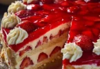 Frischer Erdbeerkuchen auf einem Teller mit frischen Erdbeeren