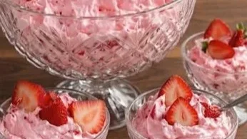 Erdbeerwolke Dessert mit frischen Erdbeeren und Sahne, serviert in einer eleganten Schale