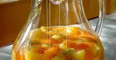 Exotischer Tropen-Punsch in einem bunten Glas mit Früchten dekoriert