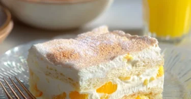 Leckerer Fantakuchen ohne Backen mit frischen Zutaten und bunten Toppings