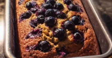 Fitness Bananenbrot mit gesunden Zutaten und frischen Bananen