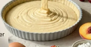 Flinker Früchtekuchen mit Götterspeise auf einem Teller