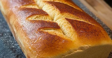 Französisches Brot mit Milch auf einem Holzbrett