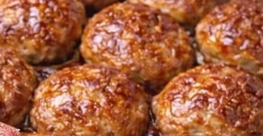 Frikadellen aus dem Backofen auf einem Teller serviert