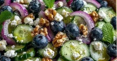 Frischer Gurken-Blaubeer-Salat mit knackigen Gurken und süßen Blaubeeren