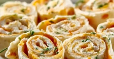 Leckere Frischkäse-Wickel mit frischem Gemüse und Kräutern