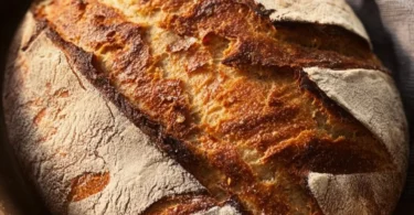 Leckeres Brot aus verschiedenen Zutaten und Formen auf einem Tisch.