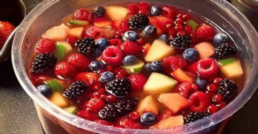 Fruchtiger Sommer-Punsch mit und ohne Alkohol in einem Glas serviert