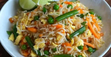 Leckere Portion gebratener Reis mit Ei und buntem Gemüse